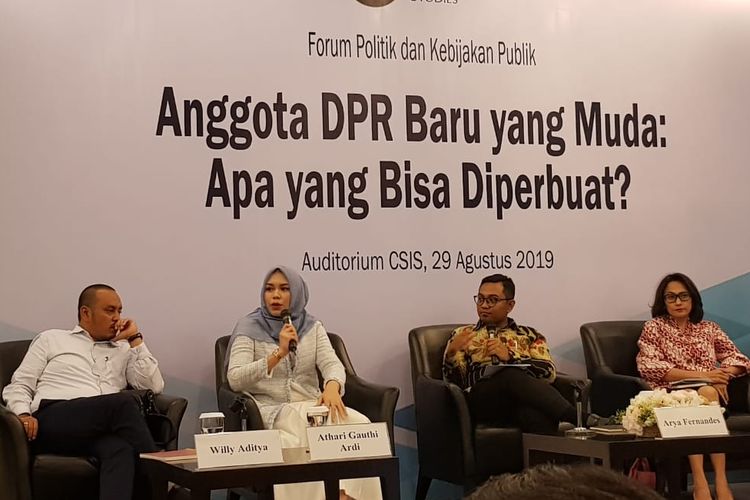 Athari Gauthi Ardi saat menyampaikan tentang lolosnya ia ke parlemen tanpa politik uang dalam diskusi CSIS bertajuk Anggota DPR Baru yang Muda: Apa yang Bisa diperbuat? di Kantor CSIS, Jakarta Pusat, Kamis (29/8/2019).