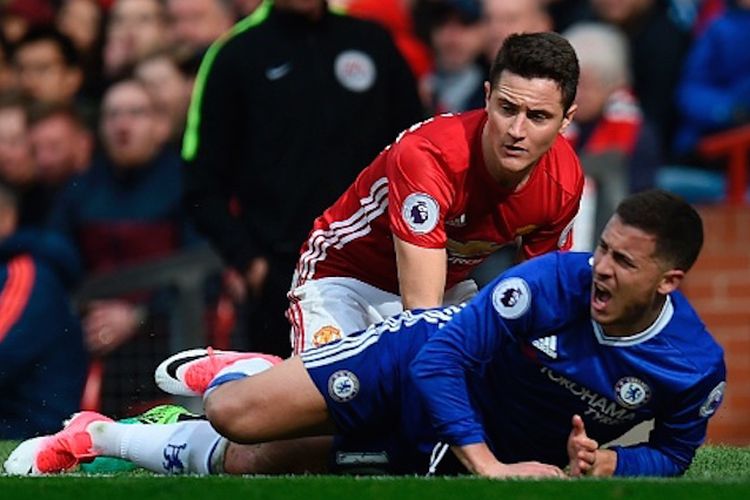 Gelandang Manchester United, Ander Herrera, terus mengawal playmaker Chelsea, Eden Hazard, sepanjang pertandingan Premier League di Stadion Old Trafford, Minggu (16/4/2017). 