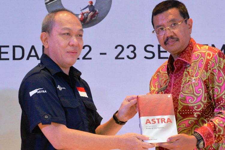 Direktur PT Astra Suparno Jasmin memberikan Buku Manajemen Kontenporer Astra Kepada Gubernur Sumut Erry Nuradi, Sabtu (23/9/2017)