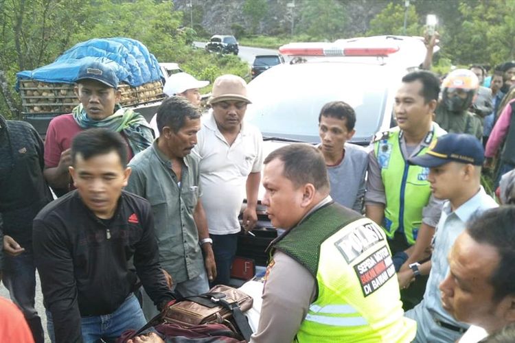 Petugas Satlantas Polres Kampar mengevakuasi korban kecelakaan lalu lintas di Desa Pulau Godang, Kecamatan XIII Koto Kampar, Kabupaten Kampar, Riau, Kamis (15/8/2019).