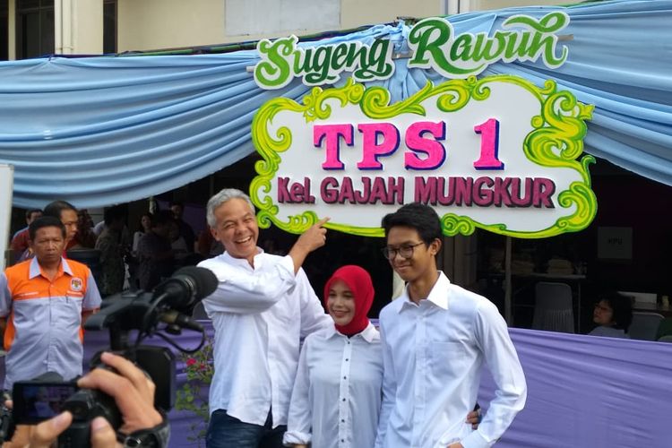 Gubernur Jateng Ganjar Pranowo bersama keluarga menyalurkan hak pilihnya di Pemilu 2019. Mereka kompak mengenakan pakaian serba putih, Rabu (17/4/2019).