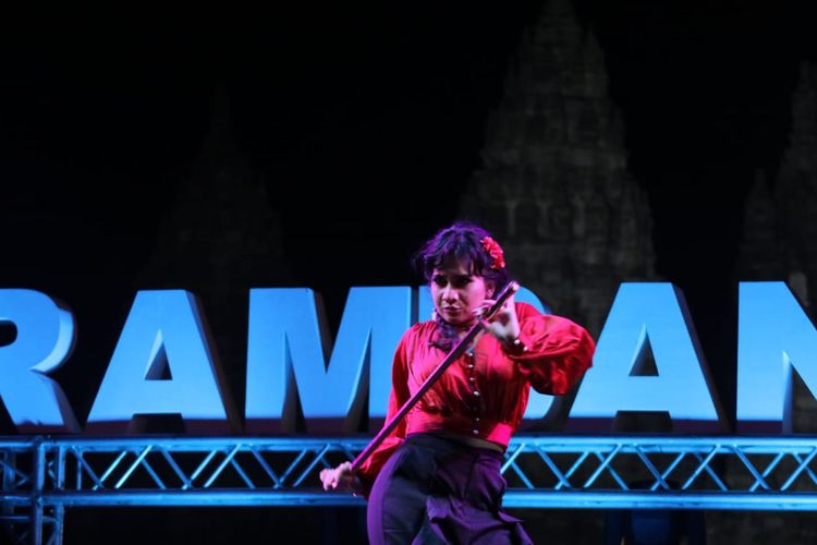 Penyanyi Galabby memainkan tongkat saat menyanyikan lagu Feeling Good di Prambanan Jazz 2019 di Kompleks Candi Prambanan, Kabupaten Sleman, DI Yogyakarta, Jumat (5/7/2019).