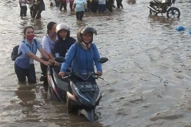 Banjir rob di Kawasan Tanjung Emas Semarang karena tanggul jebol. Senin (20/6/2022)