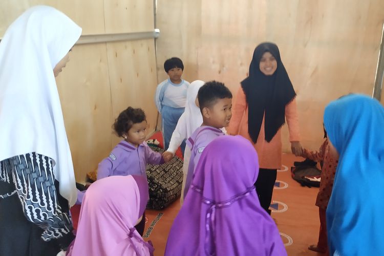 Proses kegiatan anak-anak PAUD di tempat pengungsian Desa Kertaangsana, Kecamatan Nyalindung, Sukabumi, Jawa Barat, Rabu (15/5/2019)