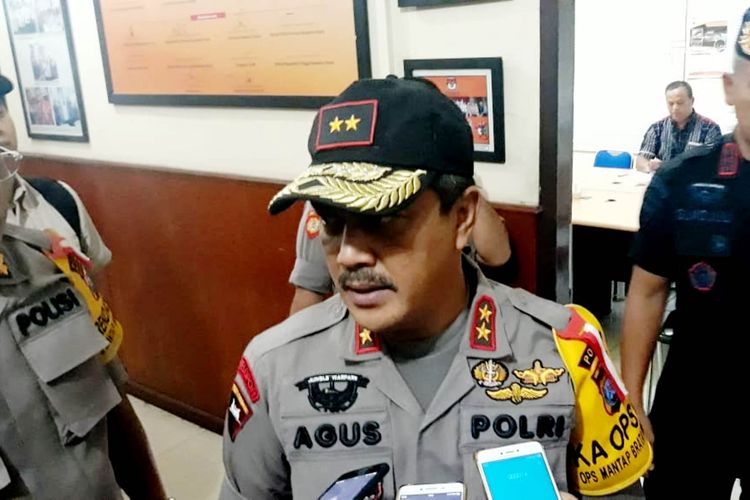 Kapolda Sumut Irjen Agus Andrianto meninjau proses rekapitulasi C1 Plano Kecamatan Toma, Kabupaten Nias Selatan di kantor KPU Sumut, Minggu (19/5/2019)
