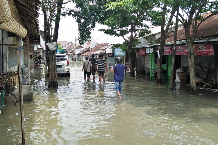 Banjir akibat luapan kali lamong yang melanda Pasar Benjeng, Rabu (27/3/2019).
