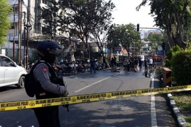 Tim dari kepolisian mensterilkan area Gereja Pantekosta Pusat Surabaya Jemaat Sawahan, Jalan Arjuna Surabaya pasca ledakan pada Minggu (13/5/2018) 