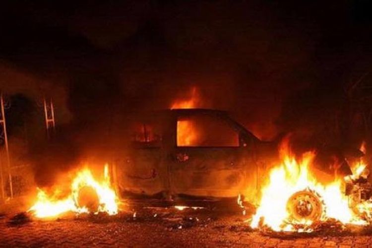 Sebuah mobil dibakar di dekat kantor konsulat AS di Benghazi, Libia yang diserbu massa bersenjata 11 September 2012.