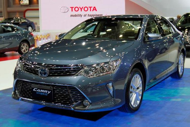 Toyota Camry Hybrid yang tampil di Bangkok International Motor Show 2015.