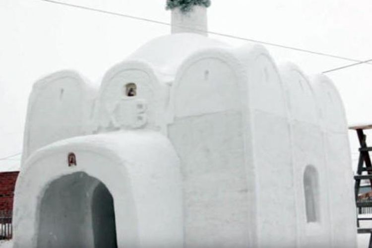 Kapel yang terbuat dari salju di Perkampungan Sosnovka. 
