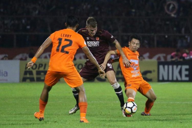 Pemain PSM Makassar, Willem Jan Pluim berduel dengan dua pemaon Borneo FC pada laga pekan kesembilan Liga 1 2018 di Stadion Andi Matalatta, Sabtu (19/5/2018).
