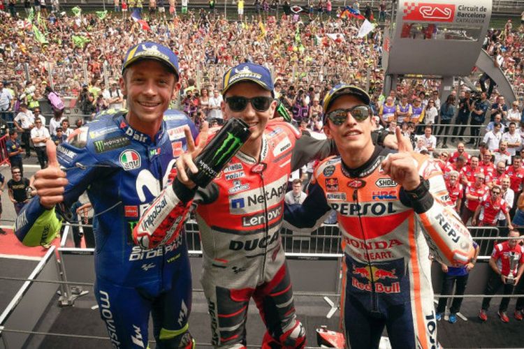 (dari ki-ka) Valentino Rossi, Jorge Lorenzo, dan Marc Marquez berfoto bersama usai ketiganya meraih podium MotoGP Catalunya 2018, Minggu (17/6/2018).