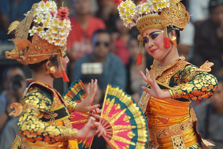 Dua seniman membawakan Tari Legong Prabu China dalam pagelaran tari klasik Bali di Pesta Kesenian Bali ke-41, Denpasar, Bali, Kamis (27/6/2019). Tari tersebut merupakan bagian dari Tari Legong Keraton yaitu salah satu dari sembilan tari Bali yang telah ditetapkan sebagai warisan budaya dunia tak benda oleh UNESCO.
