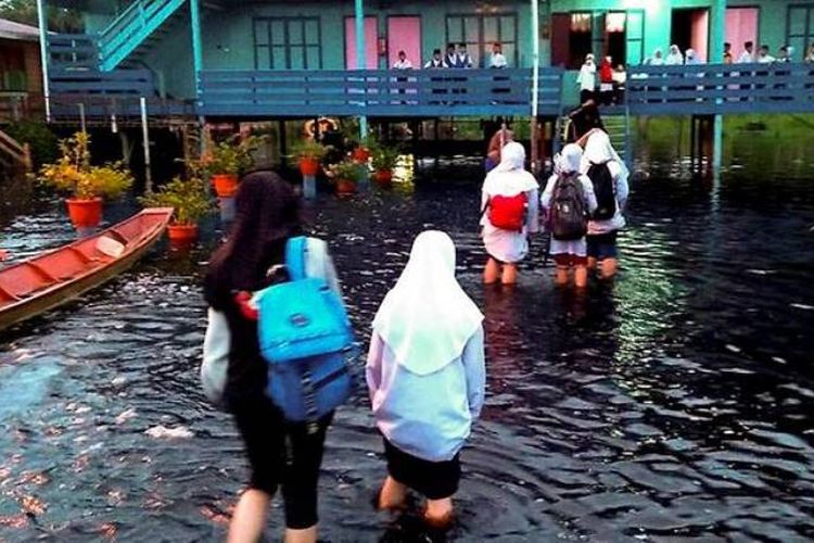 Banjir di negara bagian Sarawak, Malaysia, menyebabkan 55 sekolah ditutup dan lebih dari 5.000 orang mengungsi. (Bernama via Channel News Asia)