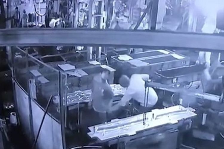 Dari rekaman CCTV, terlihat pekerja bernama Aditya Jadhav tersentak anusnya disemprot udara kompresor oleh atasannya di Kolhapur, India, 3 September. Jadhav tewas karena menderita kerusakan organ dalam.