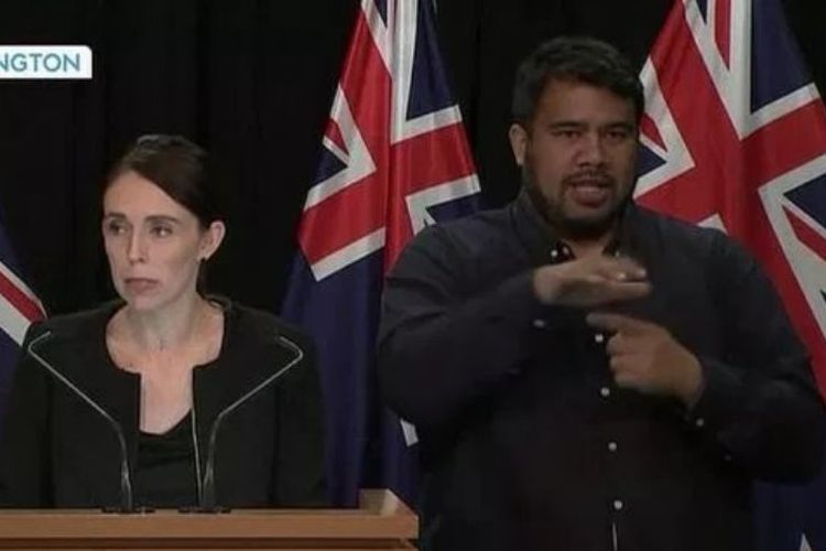 PM Selandia Baru Jacinda Ardern dan penerjemah bahasa isyarat Alan Wendt saat konferensi pers. (Twitter/vonryansexpress)