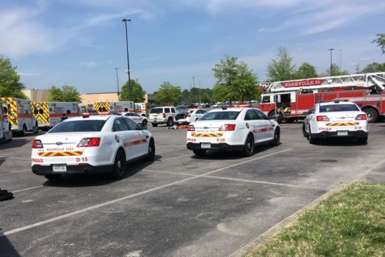 Polisi tiba di mal Opry Mills di Nashville, Tennessee, Amerika Serikat, setelah terjadinya insiden penembakan yang menewaskan satu orang pada Kamis (3/5/2018). (Twitter/Departemen Pemadam Kebakaran Nashville)