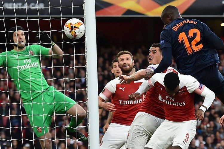 Petr Cech gagal mengantisipasi sundulan Mouctar Diakhaby pada pertandingan Arsenal vs Valencia dalam semifinal Liga Europa di Stadion Emirates, 2 Mei 2019. 