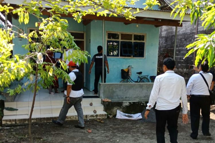 Petugas Densus 88 di rumah Kahfi, warga Desa Karangjati, Kecamatan Pandaan, Kabupaten Pasuruan yang sudah meninggalkan rumah sejak meledaknya bom di Surabaya.
