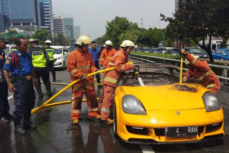 Toyota MT terbakar di Tol Slipi arah Grogol, Minggu (20/5/2018)