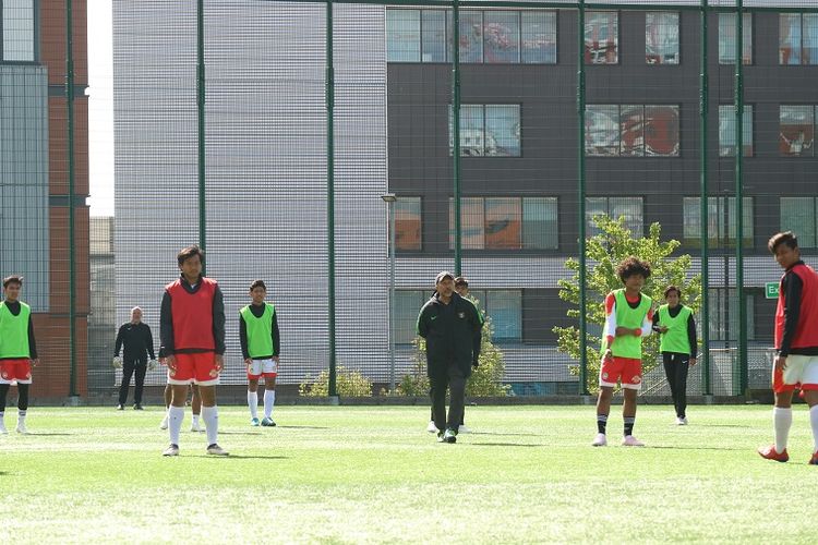 Pelatih timnas U-19, Fakhri Husaini, saat memimpin latihan Garuda Select di Lapangan Universitas Aston, Birmingham, Inggris, Sabtu (4/5/2019).