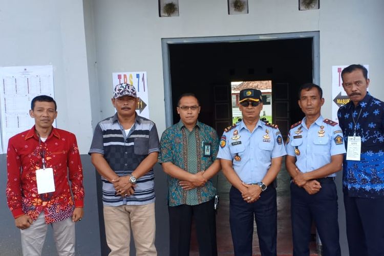 Petugas mengecek kesiapan pemunguatan suara di Lapas Nuskambangan, Cilacap, Jawa Tengah, Rabu (17/4/2019)