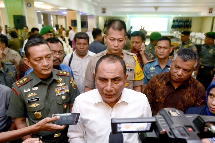 Gubernur Sumut memberikan keterangan pers usai memimpin rapat koordinasi antisipasi permasalahan dan hambatan Pemilu 2019 di aula Raja Inal Siregar, Jumat (15/2/2019)   