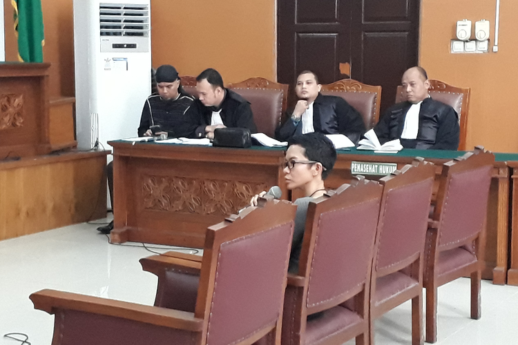 Anggota BTP Network Retno Hendri Astuti bersaksi dalam sidang kasus dugaan pengujaran kebencian dengan terdakwa Ahmad Dhani di Pengadilan Negeri Jakarta Selatan, Senin (28/5/2018).