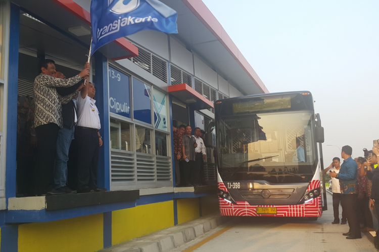 Gubernur DKI Jakarta Djarot Saiful Hidayat meresmikan Koridor 13 transjakarta yang melayani rute Kapten Tendean-Ciledug, Rabu (16/8/2017).