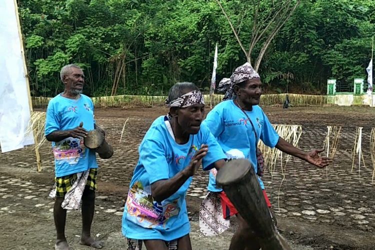 Tarian Wor warga Warengkris, Distrik Teluk Maylibit, Raja Ampat dalam rangkaian prosesi Somsom menyambut festival geopark Raja Ampat dan kirab obor Asian Games 2018, Rabu (25/7/2018).