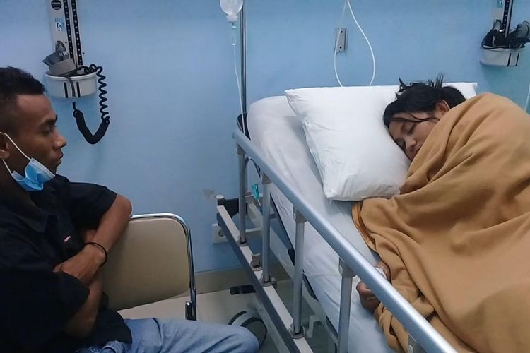 Egelin Nove Riwu Nawa, guru SMK 2 Sabu Barat, Kabupaten Sabu Raijua, yang menjadi korban keracunan, saat menjalani perawatan medis di RS Siloam Kupang.