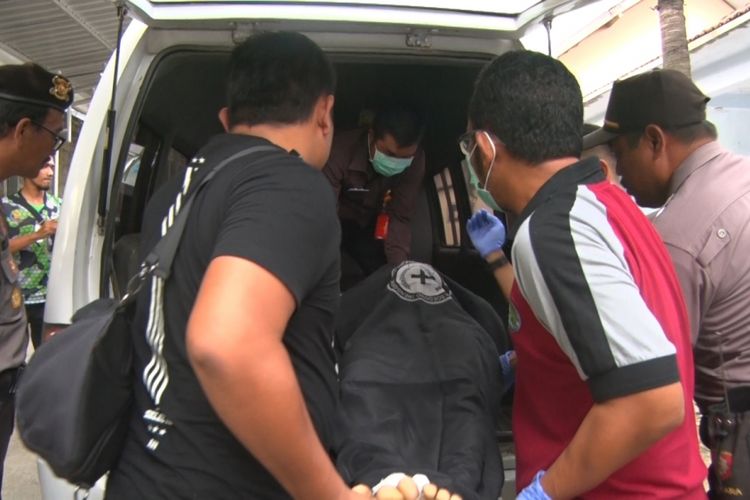 Satu jenazah korban meninggal dunia pada saat swafoto di Kawasan Jurug Gue, Desa Mlinjon, Kecamatan Suruh, Trenggalek, Jawa Timur, dimasukkan ke mobil ambulans untuk dibawa ke rumah duka di Desa Sumberingin, Kecamatan Karangan, Trenggalek, Selasa (01/01/2019).