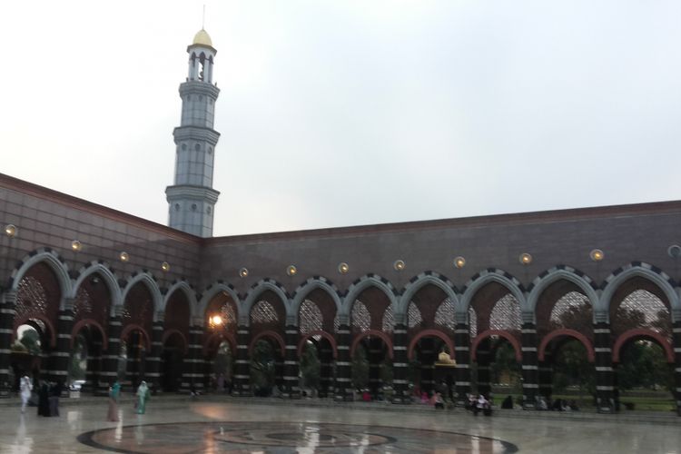 Pelataran Masjid Dian Al Mahri atau yang lebih dikenal sebagai Masjid Kubah Emas yang berlokasi di Jalan Raya Meruyung, Sawangan, Depok. Foto diambil pada Senin (5/6/2017).