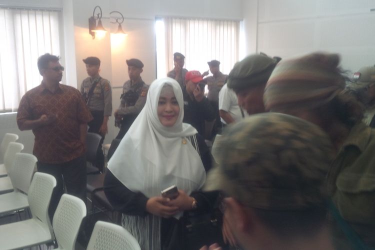‎Wakil Ketua Komite III DPD RI ‎Fahira Idris ‎menghadiri dan menyaksikan jalannya sidang dugaan pelanggaran UU ITE dengan terdakwa Buni Yani di Kantor Dinas Perpustakaan dan Arsip (Dispusip) Jalan Seram, Kota Bandung, Selasa (3/10/2017).