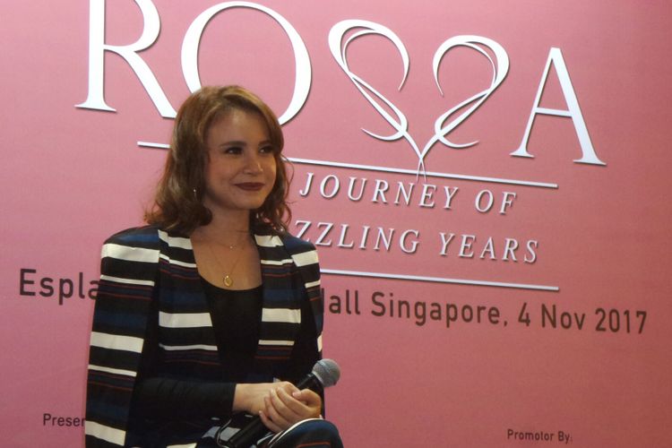 Penyanyi Rossa dalam jumpa pers konser The Journey of 21 Dazzling Years Concert di Lippo Mall Kemang, Jakarta Selatan, Rabu (4/10/2017).