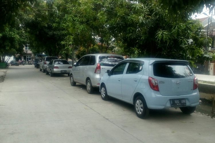Kendaraan warga RW 7, Perumahan Cosmos, Kedoya Utara, Kebon Jeruk, Jakarta Barat diparkir di tepi jalan, Kamis (12/10/2017).