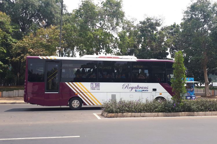 Shuttle bus royal trans disediakan khusus di kawasan Gelora bung Karno, Jakarta Pusat bagi pengunjung dan penonton yang memiliki akses masuk. Foto diambil Senin (20/8/2018).