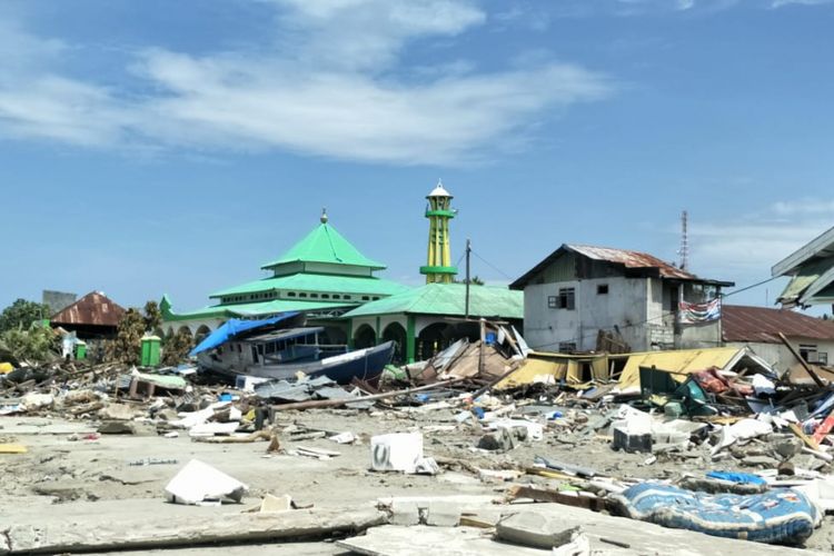 Dampak kerusakan akibat gempa Donggala dan tsunami Palu, Sulawesi Tengah, pada Jumat (28/9/2018), di Pelabuhan Wani 2, Kecamatan Tanatopea, Kabupaten Donggala, Sulawesi Tengah, Selasa (2/10/2018). Kapal Sabuk Nusantara 39 sampai terdampar ke daratan.