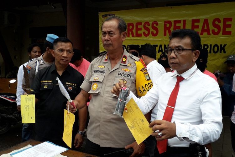 Kapolsek Tanjung Priok Kompol Supriyanto menunjukkan barang bukti kasus penodongan di Terminal Tanjung Priok dalam konferensi pers di Mapolsek Tanjung Priok, Senin (26/11/2018).