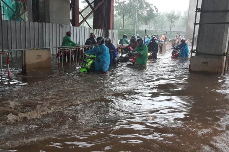 Hujan deras mengguyur wilayah Jakarta Selatan, Rabu (28/11/2018) siang. Akibatnya, banjir setinggi 30 sentimeter sempat menggenangi ruas jalan Fatmawati, Kelurahan Cilandak Barat, Jakarta Selatan.
