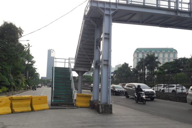 Jembatan Penyebrangan Orang (JPO) di Jalan Arjuna Selatan, Kebon Jeruk, Jakarta Barat terputus di tengah jalan tetapi saat ini sudah dipasangi blok pembatas agar pejalan kaki tidak berhadapan dengan kendaraan lalu lalang seperti yang terlihat pada Selasa (8/1/2019). 
