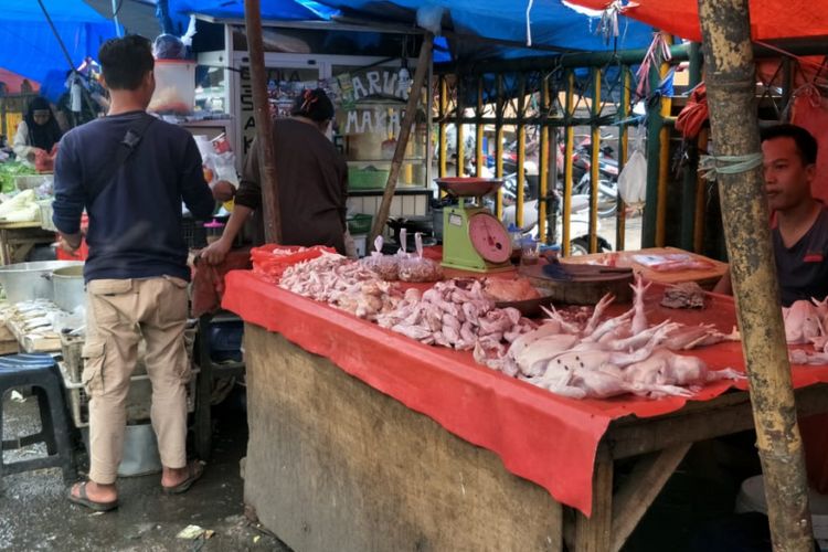Salah satu penjual daging ayam di Pasar Baru Bekasi, Bekasi Timur, Kota Bekasi, Rabu (23/1/2019).