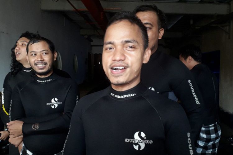 Junaedi, penyelam Sea World Ancol yang menjadk barong dalam pertunjukan barong bawah air, Senin (4/3/2019).