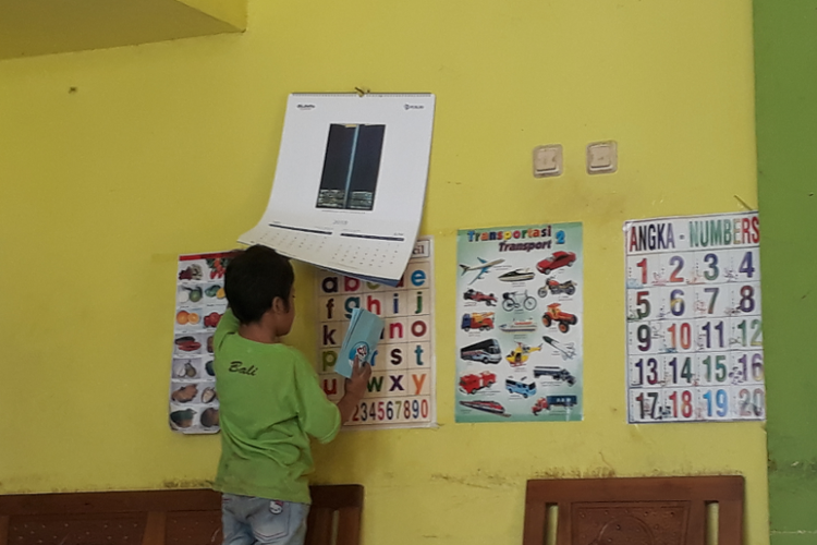 Seorang anak tampak belajar mengenal huruf abjad. Dia merupakan salah satu anak asuh di Yayasan Benih Kebajikan Nusantara Al-Hasyim di Jagakarsa, Jakarta Selatan. Foto diambil Selasa (22/5/2018).