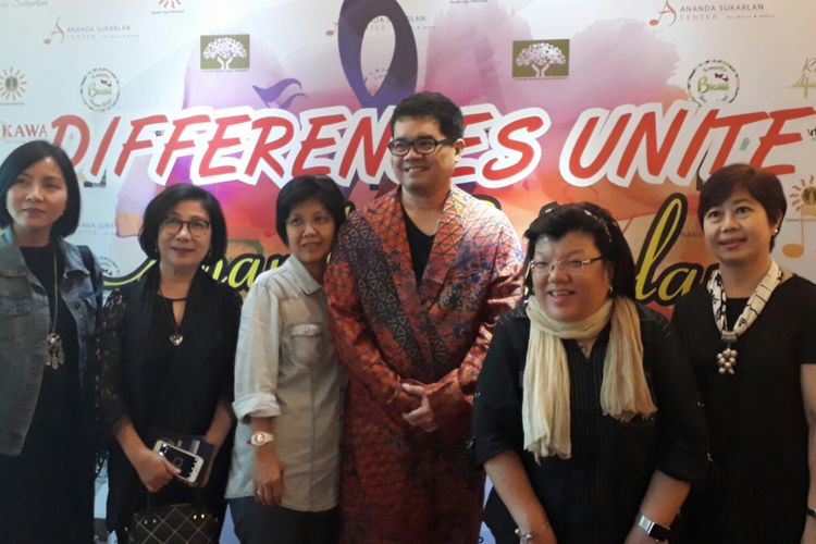 Komposer Ananada Sukarlan menggelar resital piano bertajuk Differences Unite di JS Luwansa Hotel, Jakarta, Senin (5/3/2018). Konser tersebut merupakan konser amal untuk mendukung program pendidikan musik anak-anak tidak mampu dan sejumlah yayasan difabel.