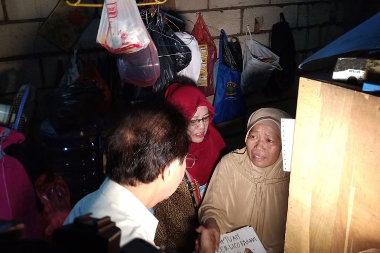Direktur PT Berlico Mulia Farma Irwan Hidayat memberikan bantuan sejumlah uang untuk lansia di Kelurahan Cengkareng Timur, Cengkareng, Jakarta, Kamis (8/8/2019).