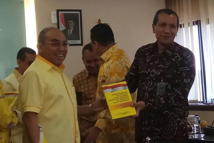 Komisi Pemberantasan Korupsi (KPK) diwakili Deputi Pencegahan KPK, Pahala Nainggolan (kanan) menyambangi kantor Dewan Pimpinan Pusat (DPP) Partai Golkar, di Jalan Anggrek Neli Murni, Jakarta Barat, Senin (18/9/2017). 