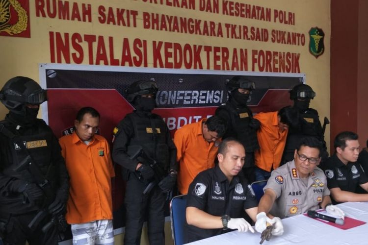 Kabid Humas Polda Metro Jaya Kombes Raden Prabowo Argo Yuwono bersama jajaranya berhasil menangkap pencuri motor sadis yang kerap beraksi di Jakarta dan Tangerang, Minggu (3/2/2019).