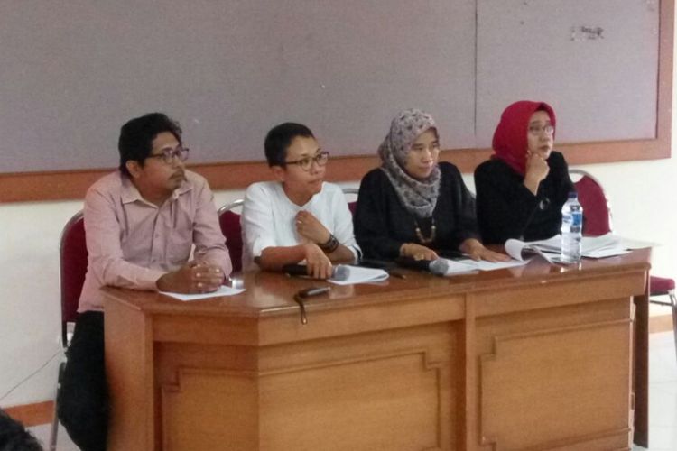 Kuasa Hhkum Catur Udi Handayani (jilbab merah), Suharti (Direktur Rifka Annisa, pendamping penyintas), Sukiratnasari (kuasa hukum, mengenakan baju putih) dan Afif Amrullah (kuasa hukum) saat jumpa pers di kantor Rifka Annisa terkait penyelesaian dugaan pelecehan seksual di KKN UGM.