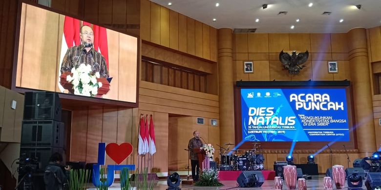 Universitas Terbuka (UT) menggelar Dies Natalis ke-35 mengangkat tema Mengukuhkan Konektivitas Bangsa di Era Siber di UT Convention Centre (UTCC), Tangerang Selatan (Tangsel), Rabu (4/9/2019). 